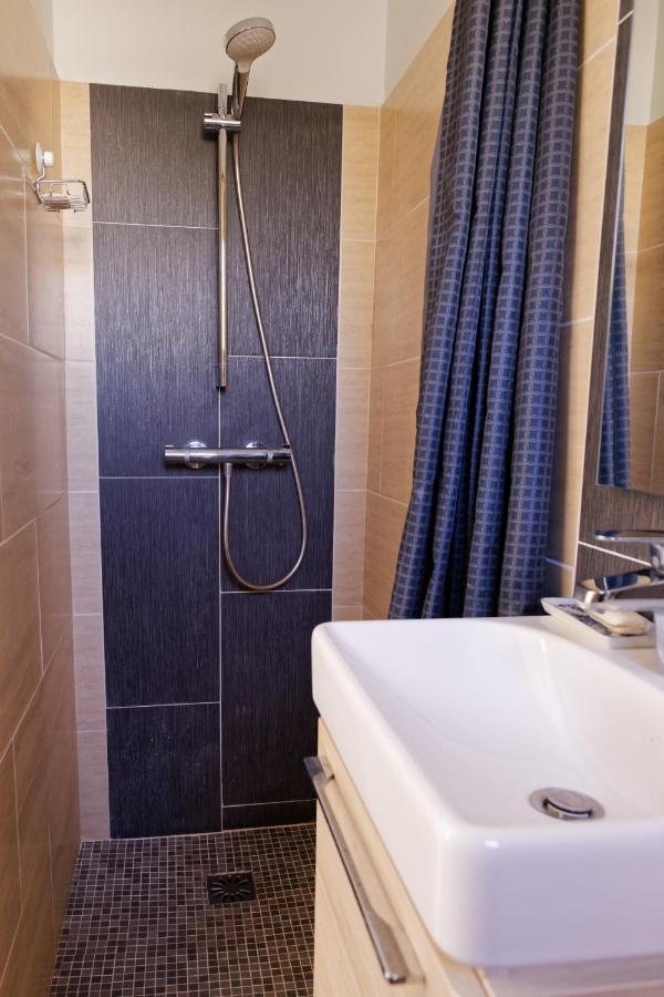 Les Tournelles Apartment กูร์เบอวัวร์ ภายนอก รูปภาพ